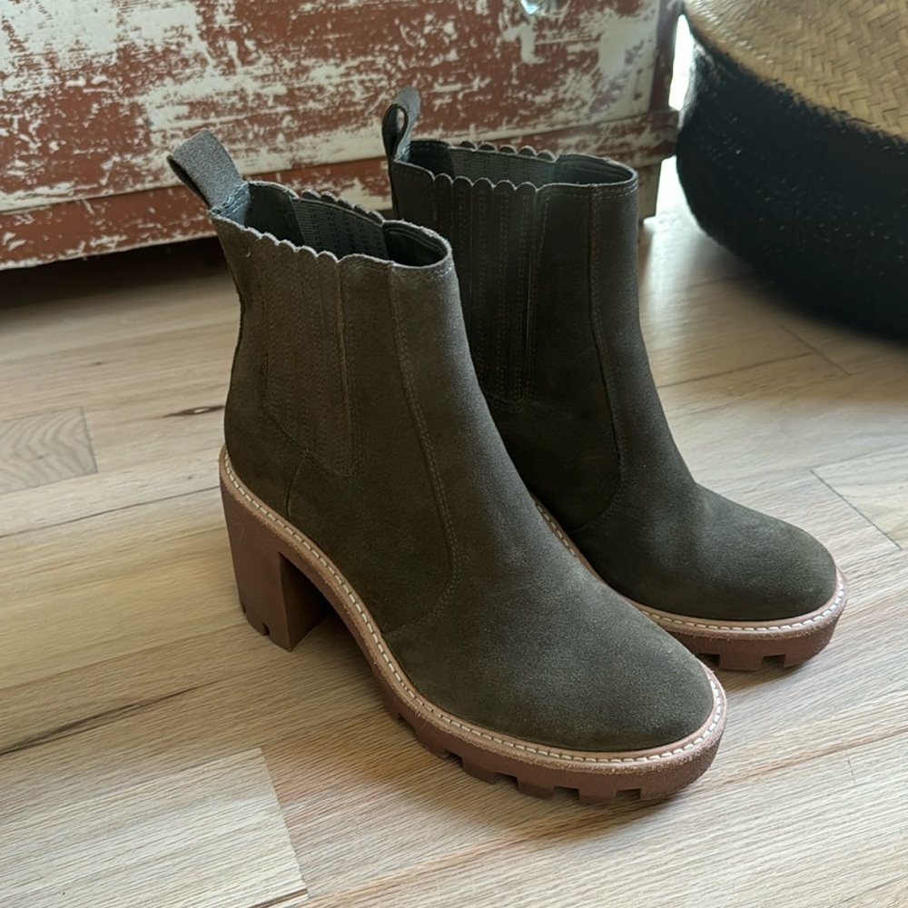 Gianni Bini Winney size 9 suede booties in armed olive